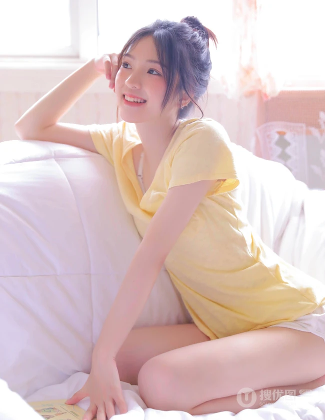 皮肤太好了吧！可爱丸子头白皙少女休闲T恤短裤居家写真图片