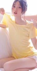 皮肤太好了吧！可爱丸子头白皙少女休闲T恤短裤居家写真图片