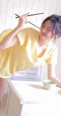 皮肤太好了吧！可爱丸子头白皙少女休闲T恤短裤居家写真图片