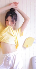 皮肤太好了吧！可爱丸子头白皙少女休闲T恤短裤居家写真图片