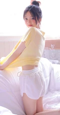 皮肤太好了吧！可爱丸子头白皙少女休闲T恤短裤居家写真图片