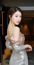 杜雨宸气质低领肩带亮片长裙礼服优雅写真图片
