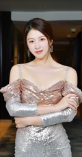 杜雨宸气质低领肩带亮片长裙礼服优雅写真图片