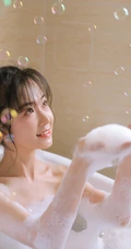 洗泡泡浴的女孩，清纯可人女生浴室浴缸清透沐浴写真图片