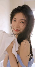 洗泡泡浴的女孩，清纯可人女生浴室浴缸清透沐浴写真图片