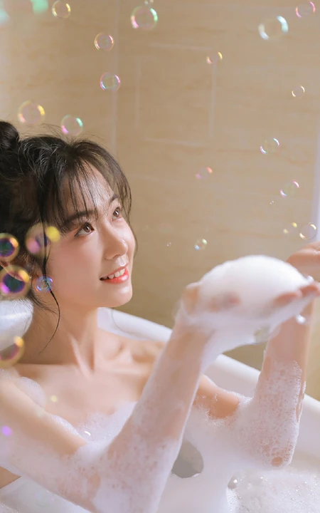 洗泡泡浴的女孩，清纯可人女生浴室浴缸清透沐浴写真图片