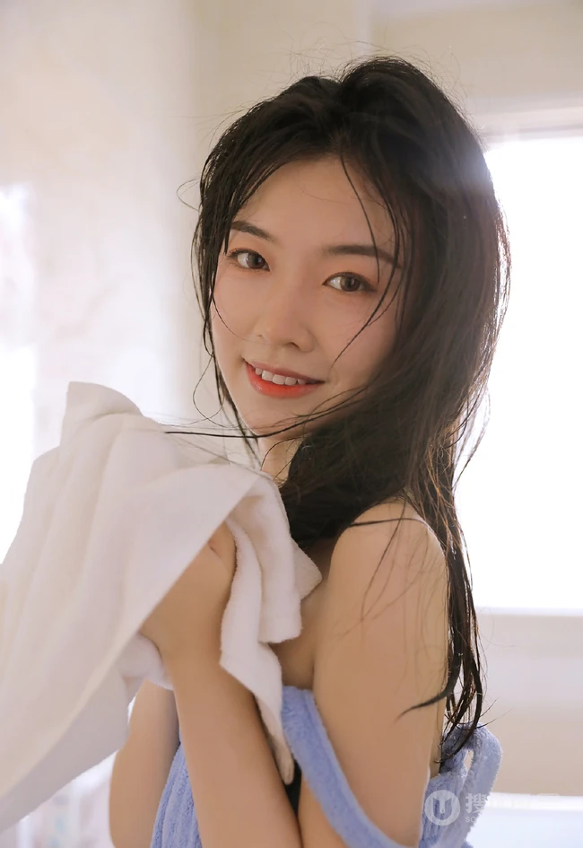 洗泡泡浴的女孩，清纯可人女生浴室浴缸清透沐浴写真图片