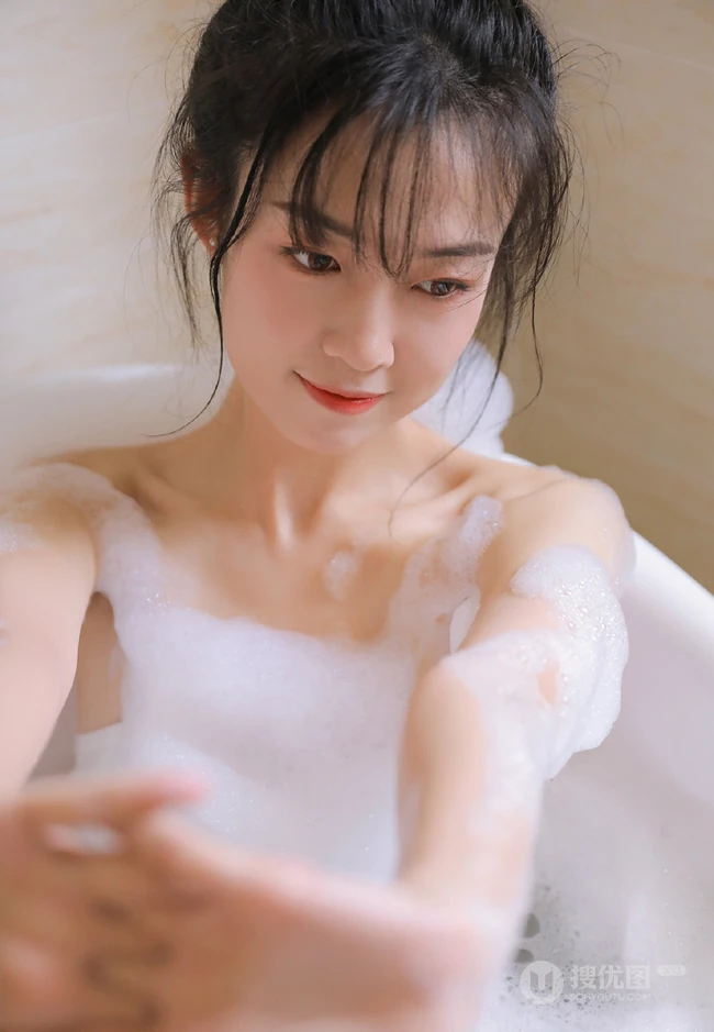 洗泡泡浴的女孩，清纯可人女生浴室浴缸清透沐浴写真图片
