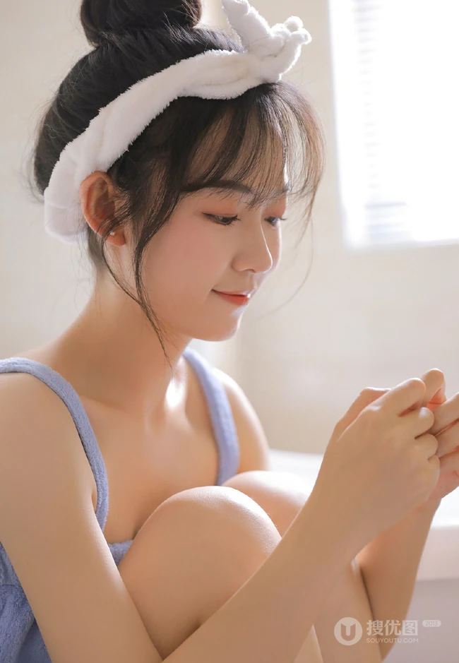 洗泡泡浴的女孩，清纯可人女生浴室浴缸清透沐浴写真图片