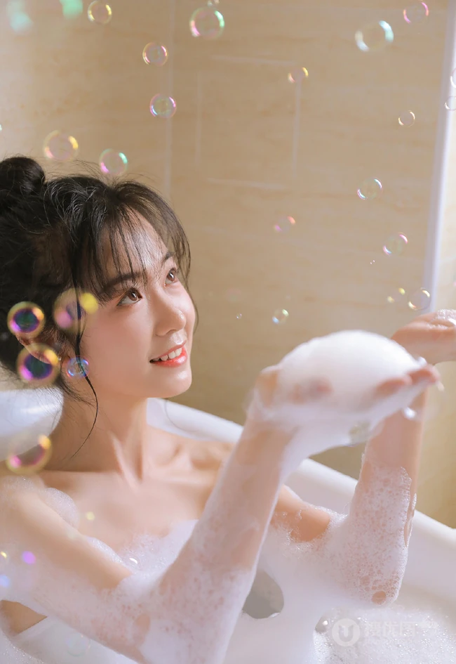 洗泡泡浴的女孩，清纯可人女生浴室浴缸清透沐浴写真图片