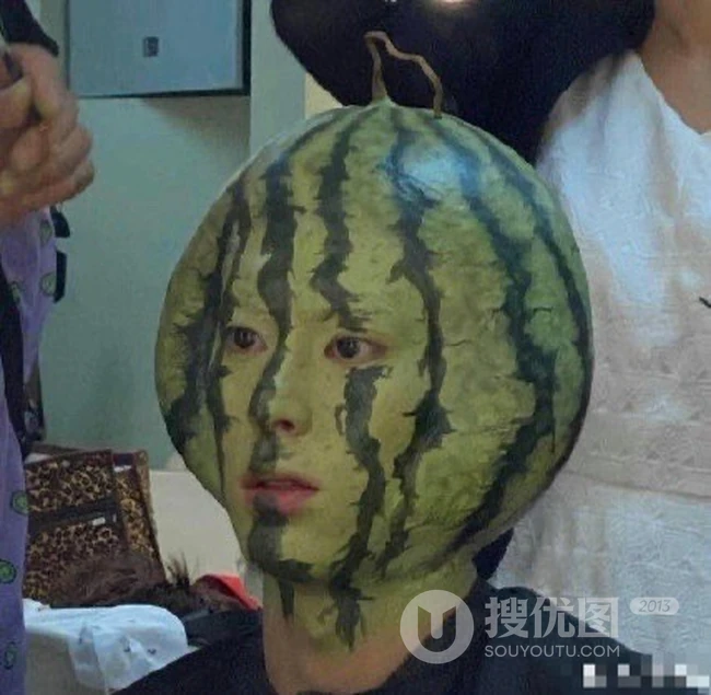 这西瓜头也太逼真了吧！西瓜头造型的王鹤棣《元气满满的哥哥》路透照