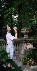 白鹿清新JK制服装扮现身户外玩吹泡泡相机童心十足写真图片