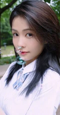 白鹿清新JK制服装扮现身户外玩吹泡泡相机童心十足写真图片