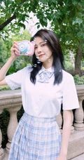 白鹿清新JK制服装扮现身户外玩吹泡泡相机童心十足写真图片