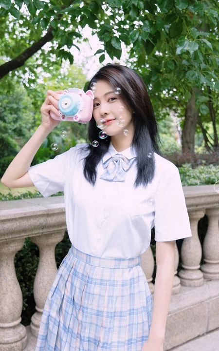 白鹿清新JK制服装扮现身户外玩吹泡泡相机童心十足写真图片