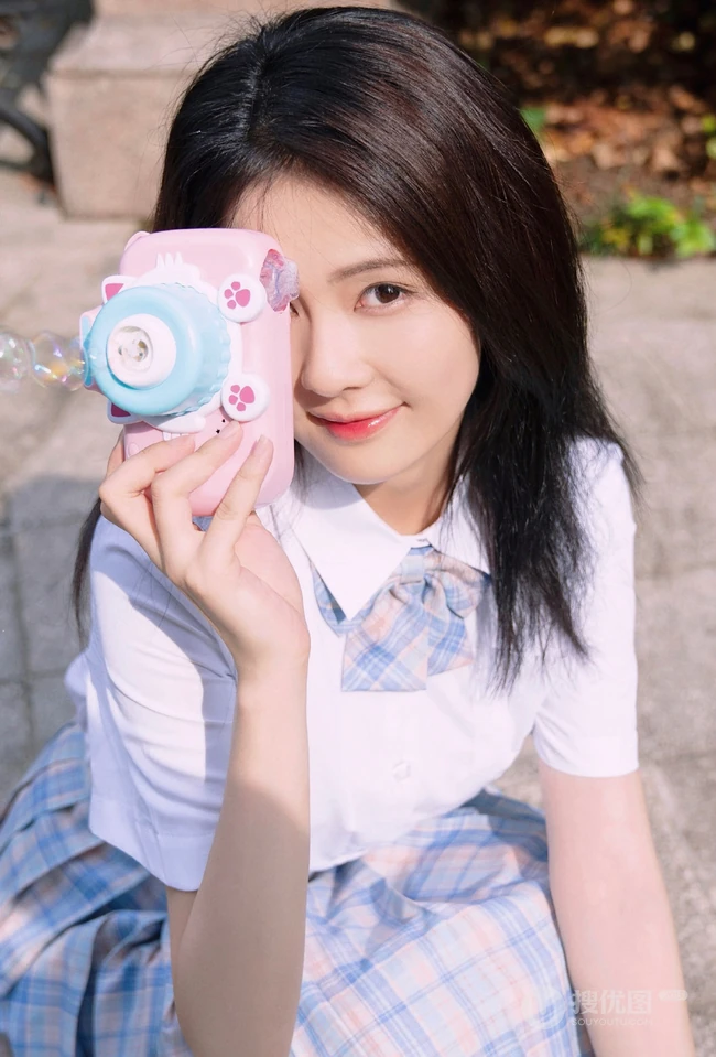 白鹿清新JK制服装扮现身户外玩吹泡泡相机童心十足写真图片