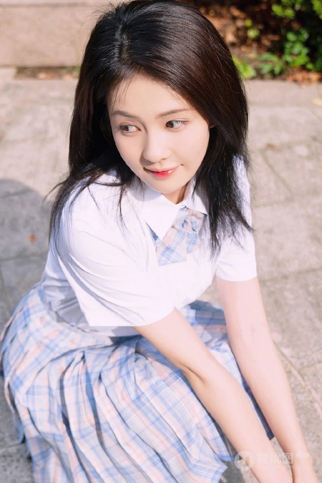 白鹿清新JK制服装扮现身户外玩吹泡泡相机童心十足写真图片