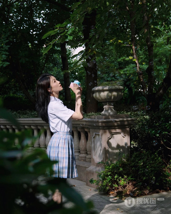 白鹿清新JK制服装扮现身户外玩吹泡泡相机童心十足写真图片