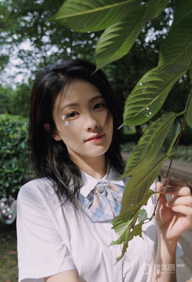 白鹿清新JK制服装扮现身户外玩吹泡泡相机童心十足写真图片