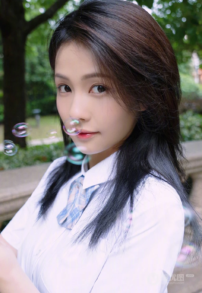 白鹿清新JK制服装扮现身户外玩吹泡泡相机童心十足写真图片