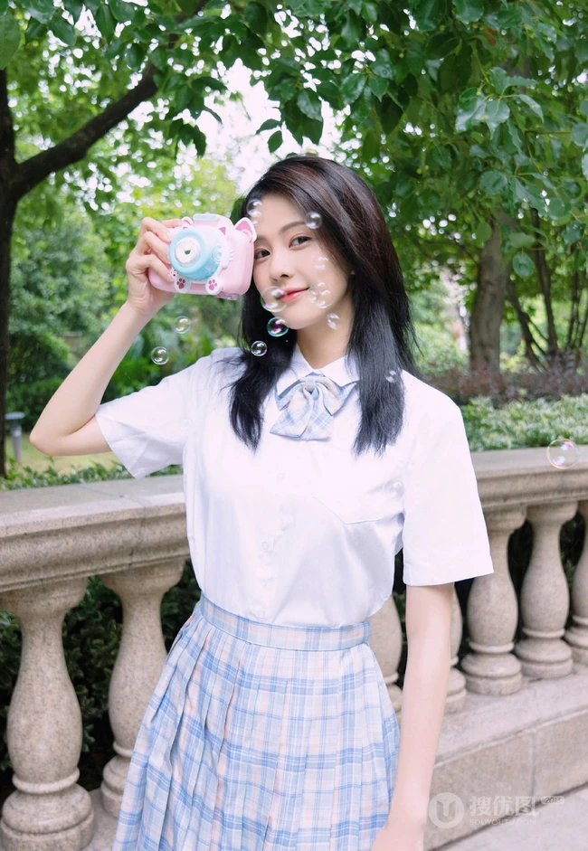 白鹿清新JK制服装扮现身户外玩吹泡泡相机童心十足写真图片
