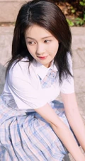 白鹿清新JK制服装扮现身户外玩吹泡泡相机童心十足写真图片