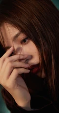 钟楚曦身着红色丝绒西装演绎飒与美的时髦格调写真图片