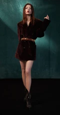钟楚曦身着红色丝绒西装演绎飒与美的时髦格调写真图片
