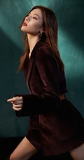 钟楚曦身着红色丝绒西装演绎飒与美的时髦格调写真图片