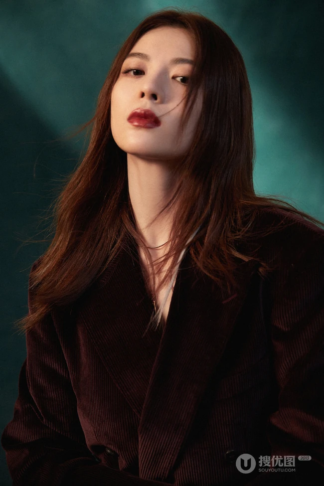 钟楚曦身着红色丝绒西装演绎飒与美的时髦格调写真图片