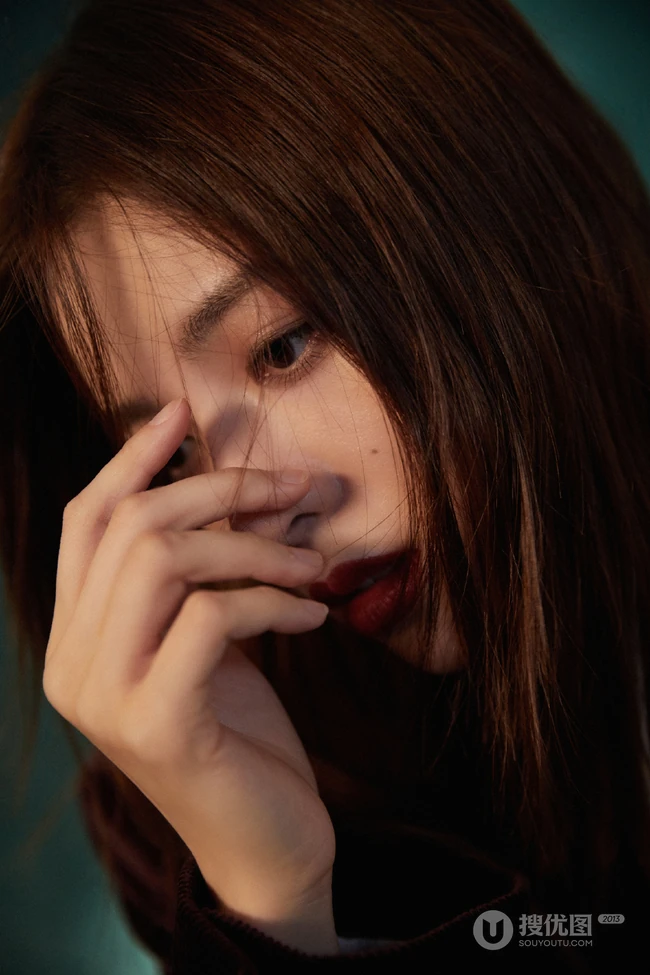 钟楚曦身着红色丝绒西装演绎飒与美的时髦格调写真图片
