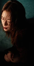 钟楚曦身着红色丝绒西装演绎飒与美的时髦格调写真图片