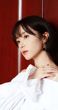 短发女生胡冰卿居家写真，身着露肩装黑裤，清爽甜美