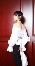 短发女生胡冰卿居家写真，身着露肩装黑裤，清爽甜美