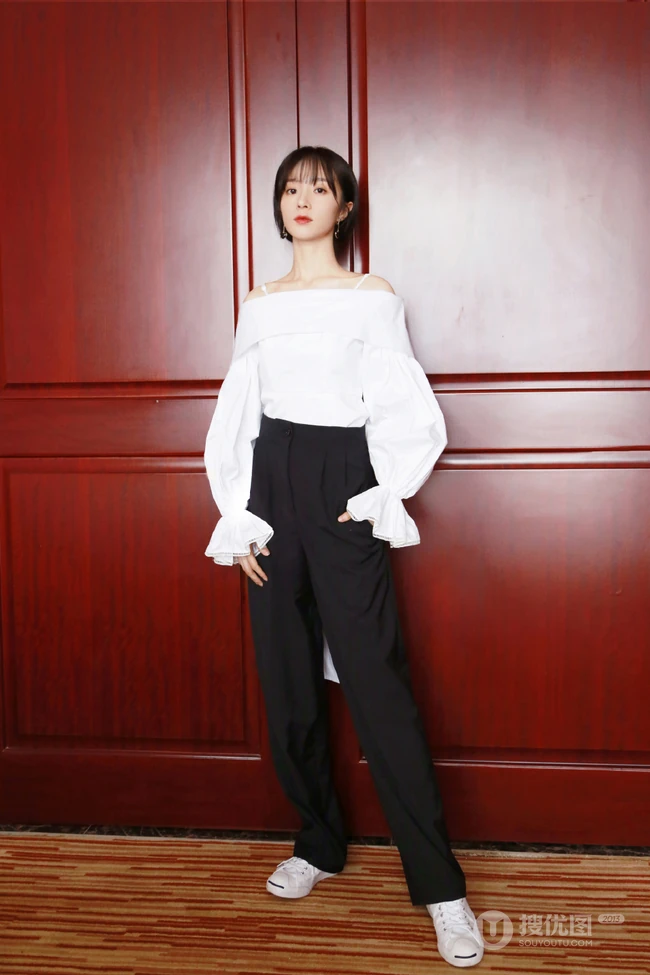 短发女生胡冰卿居家写真，身着露肩装黑裤，清爽甜美