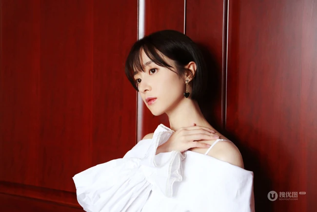 短发女生胡冰卿居家写真，身着露肩装黑裤，清爽甜美