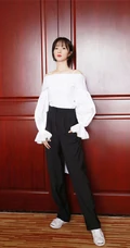 短发女生胡冰卿居家写真，身着露肩装黑裤，清爽甜美