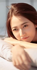 趴在室内拍写真的陈钰琪，尽显温柔婉约美