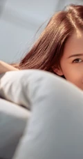 趴在室内拍写真的陈钰琪，尽显温柔婉约美