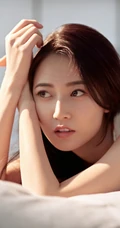 趴在室内拍写真的陈钰琪，尽显温柔婉约美