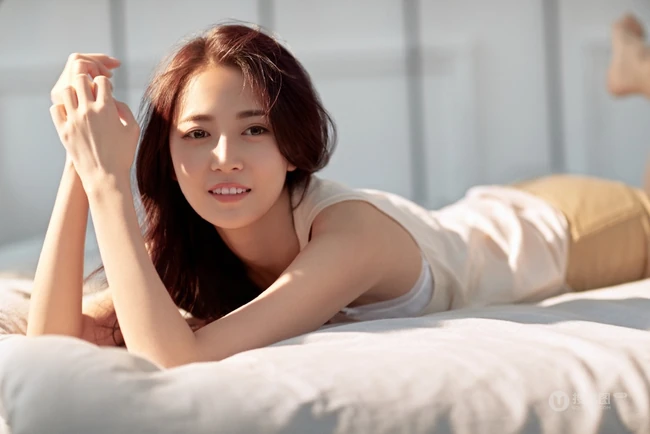 趴在室内拍写真的陈钰琪，尽显温柔婉约美