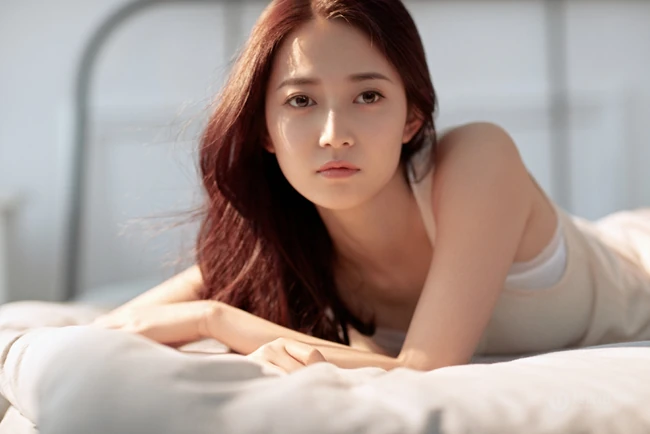 趴在室内拍写真的陈钰琪，尽显温柔婉约美