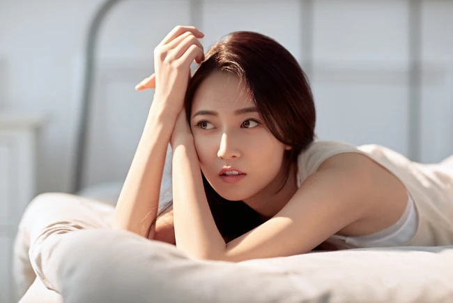 趴在室内拍写真的陈钰琪，尽显温柔婉约美
