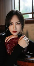 唐嫣微博晒黑色系冷艳酷美写真，夸赞罗晋是摄影师，可以哦！