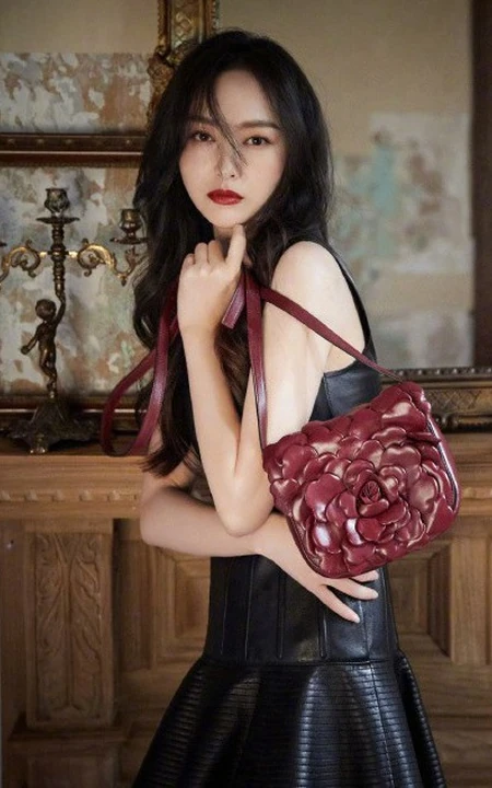 唐嫣微博晒黑色系冷艳酷美写真，夸赞罗晋是摄影师，可以哦！