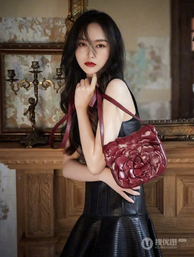 唐嫣微博晒黑色系冷艳酷美写真，夸赞罗晋是摄影师，可以哦！