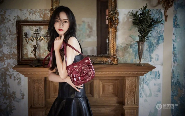 唐嫣微博晒黑色系冷艳酷美写真，夸赞罗晋是摄影师，可以哦！