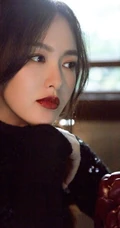 唐嫣微博晒黑色系冷艳酷美写真，夸赞罗晋是摄影师，可以哦！