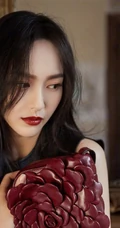 唐嫣微博晒黑色系冷艳酷美写真，夸赞罗晋是摄影师，可以哦！