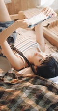 清新元气少女室内氛围写真，穿着背带牛仔短裤，线条感白皙浅粉